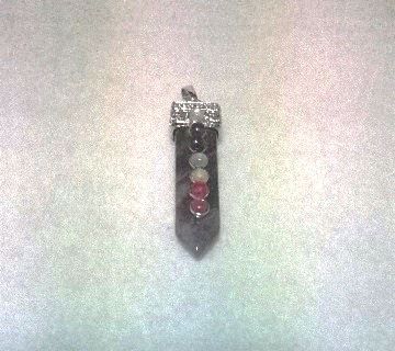 Imagen de COLGANTE PUNTA PIEDRA NATURAL  AMATISTA 7 CHAKRAS 53X16 MMS