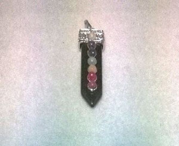 Imagen de COLGANTE PUNTA PIEDRA NATURAL ONIX 7 CHAKRAS 53X16 MMS