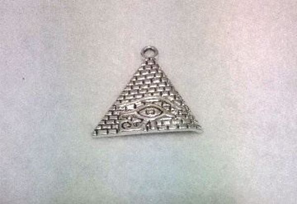 Imagen de COLGANTE TALISMAN PIRAMIDE CON OJO DE HORUS