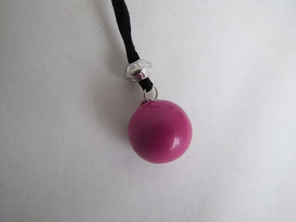 Imagen de  Llamador de ángeles en zamak esmaltado Fucsia. 30 mm. con cordón para colgar de antelina