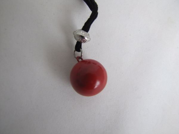 Imagen de Llamador de ángeles en zamak esmaltado Rojo. 30 mm. con cordón para colgar de antelina