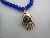 Imagen de PULSERA MANO PODEROSA  AZUL FACETADA CON TETRAGRAMATÓN Y CHAPITA SOMEONE SPECIAL