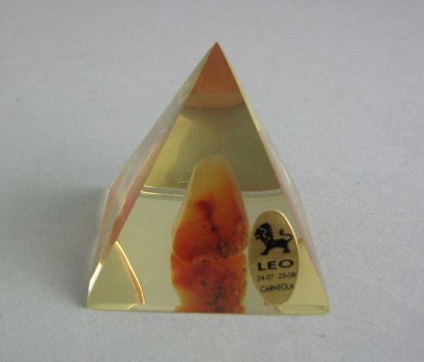 Imagen de PIRAMIDE CRISTAL SIGNO DEL ZODIACO LEO