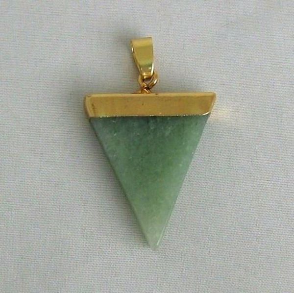 Imagen de COLGANTE TRIANGULO PIEDRA NATURAL JADE 30 MMS