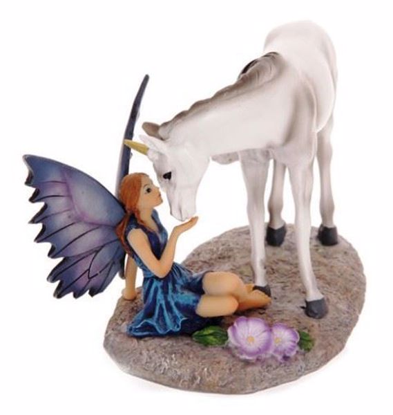 Imagen de Hadas cuentos de Avalon besando al Unicornio