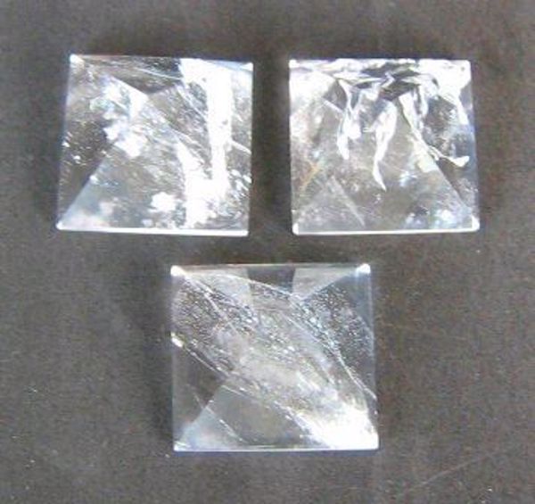 Imagen de PIEDRA NATURAL PIRAMIDE CUARZO CRISTAL 40 MMS