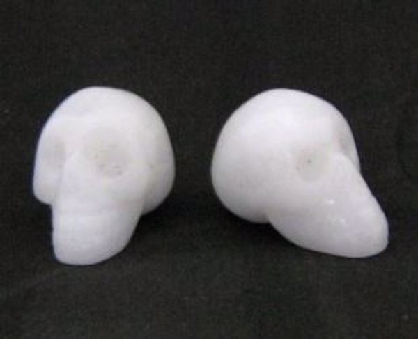 Imagen de AMULETO CALAVERA PIEDRA NATURAL CUARZO LECHOSO