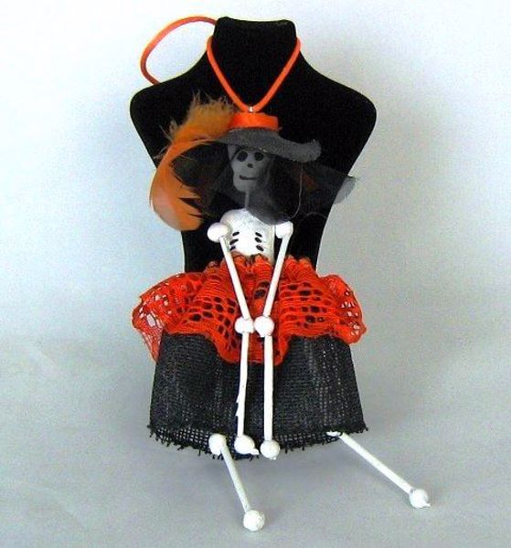 Imagen de SANTA MUERTE VESTIDO NARANJA 18 CMS