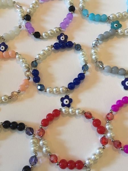 Imagen de PULSERA OJO TURCO CON OJO TURCO EN FORMA DE FLOR, PERLAS VIOLETA Y BLANCO 