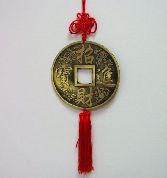 Imagen de Colgante I Ching con simbología y flecos 15,6 cms