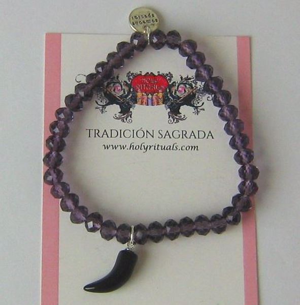 Imagen de PULSERA MORADA CRISTAL FACETADO COLMILLO DE SABLE Y MEDALLA 