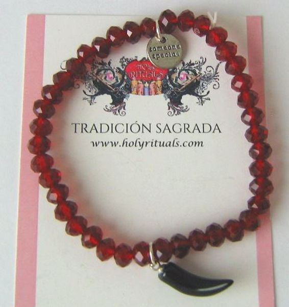 Imagen de PULSERA ROJA CRISTAL FACETADO COLMILLO DE SABLE Y MEDALLA 