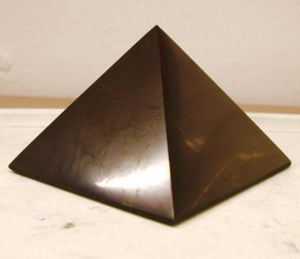 Imagen de PIRAMIDE SHUNGITA PULIDA BRILLANTE 35X23 MMS APRX