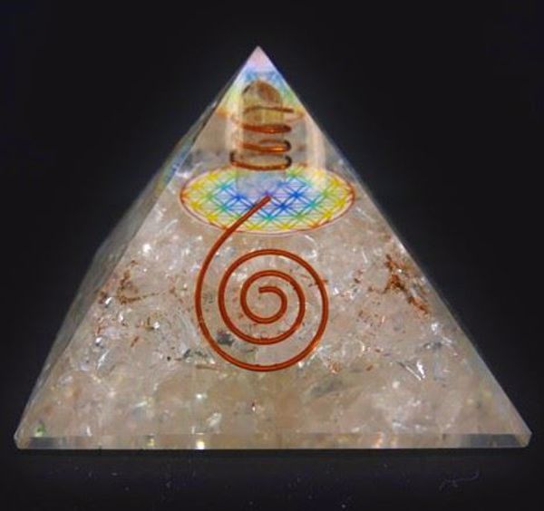 Imagen de PIRAMIDE ORGONITA PIEDRAS NATURALES CHIP CUARZO CHOKU REI 75X57 CMS APROX