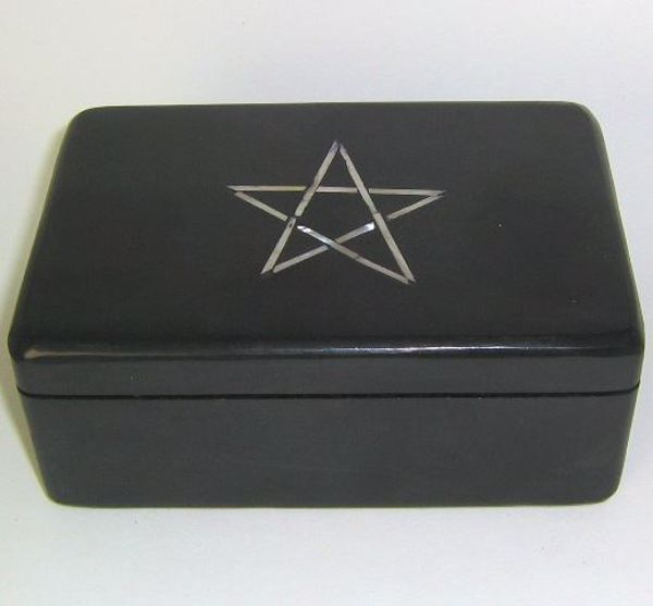 Imagen de CAJA ESTEATITA NEGRA CON PENTAGRAMA 16X10X6 CMS