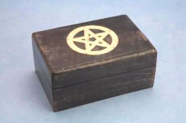 Imagen de CAJA MADERA CON PENTAGRAMA CON CÍRCULO 15X10X7 CMS