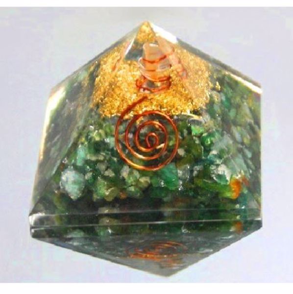 Imagen de PIRAMIDE ORGONITA PIEDRAS NATURALES CHIP CUARZO VERDE