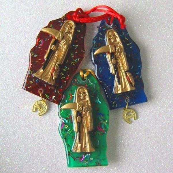 Imagen de AMULETO SANTA MUERTE DORADA ORGONITA ROJA 90X47 MMS