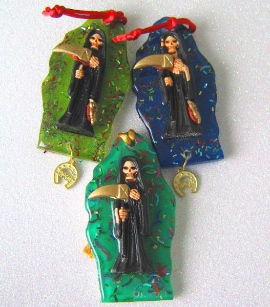 Imagen de AMULETO SANTA MUERTE NEGRA ORGONITA AMARILLA 90X47 MMS