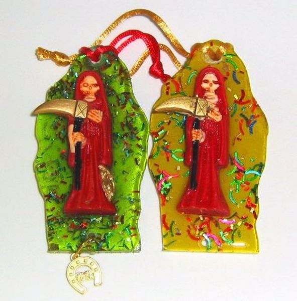 Imagen de AMULETO SANTA MUERTE ROJA ORGONITA AMARILLA 90X47 MMS