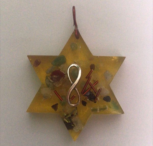 Imagen de COLGANTE ORGONITA ESTRELLA INFINITO AMARILLO 5X6 CMS