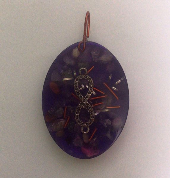 Imagen de COLGANTE ORGONITA OVALADO INFINITO VIOLETA 4.2X5.7 CMS