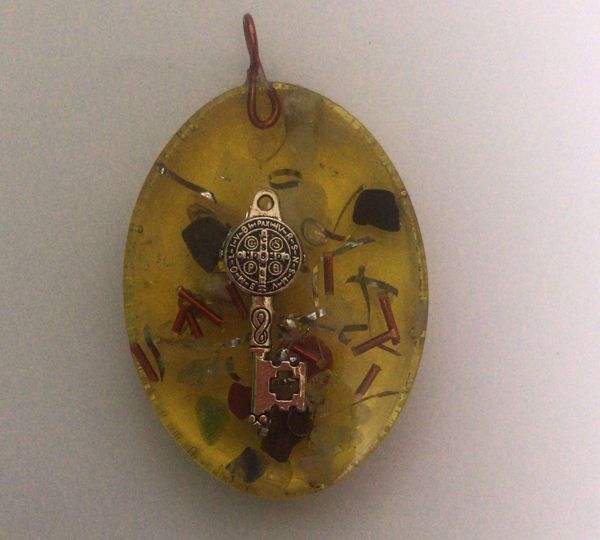 Imagen de COLGANTE ORGONITA OVALADO LLAVE SAN BENITO AMARILLO 4.2X5.7 CMS