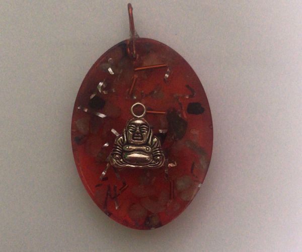 Imagen de COLGANTE ORGONITA OVALADO BUDA ROJO 4.2X5.7 CMS