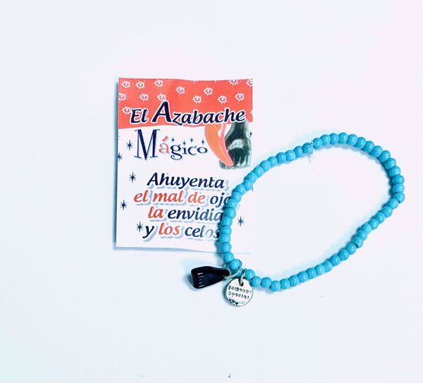 Imagen de Pulsera higa azabache puño cerrado bolitas azul celeste.