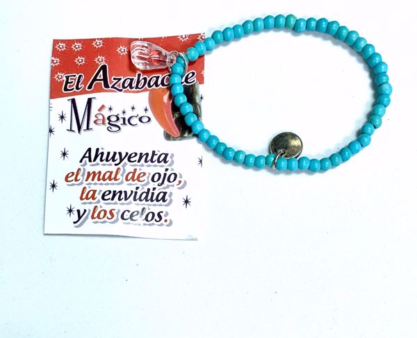 Imagen de Pulsera higa cuarzo cristal puño cerrado bolitas azul celeste.