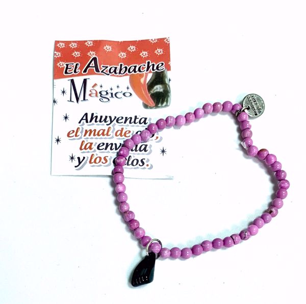 Imagen de Pulsera higa azabache bolas violetas claro. con chapa "Someone special". Puño cerrado