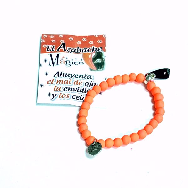 Imagen de Pulsera mano higa negra. Bolas de caucho naranja fosforito. Puño cerrado.