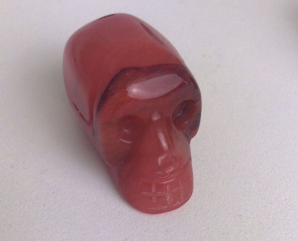 Imagen de AMULETO CALAVERA ÁGATA ROJA 4.5 X 2.3 CM