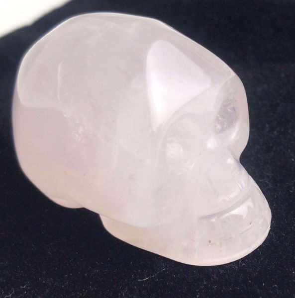 Imagen de AMULETO CALAVERA CUARZO ROSA 4.5 X 2.3 CM