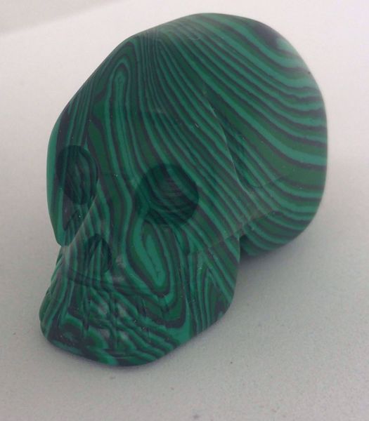 Imagen de AMULETO CALAVERA MALAQUITA 4.5 X 2.3 CM