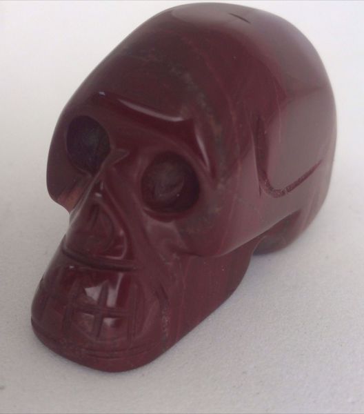 Imagen de AMULETO CALAVERA JADE ROJO 4.5 X 2.3 CM