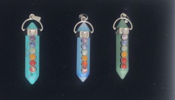 Imagen de COLGANTE PÉNDULO PIEDRA NATURAL ÓPALO 7 CHAKRAS 53X16 MMS