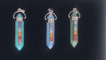 Imagen de COLGANTE PÉNDULO PIEDRA NATURAL JADE 7 CHAKRAS 53X16 MMS