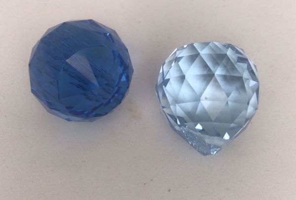 Imagen de COLGANTE CRISTAL FACETADO FORMA PIÑA AZUL CELESTE 34 MMS