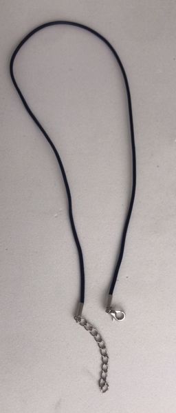 Imagen de COLLAR CUERO NEGRO 45 CM CIERRE PLATEADO