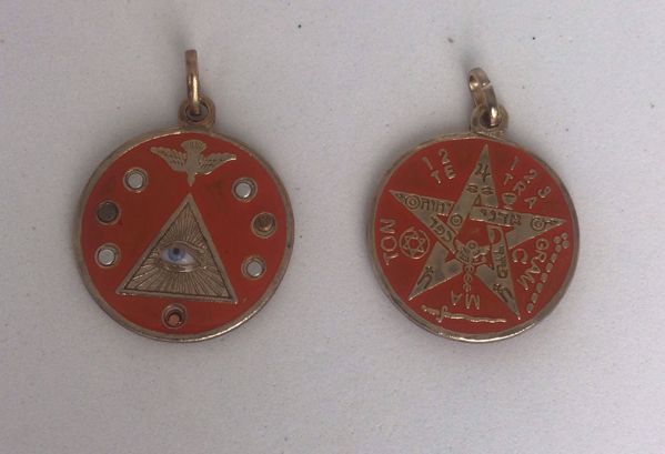 Imagen de Amuleto talismán colgante Tetragramatón y 7 potencias con ojo. Naranja. 3 cms.