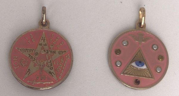 Imagen de Amuleto talismán colgante Tetragramatón y 7 potencias con ojo. Rosa. 3 cms.