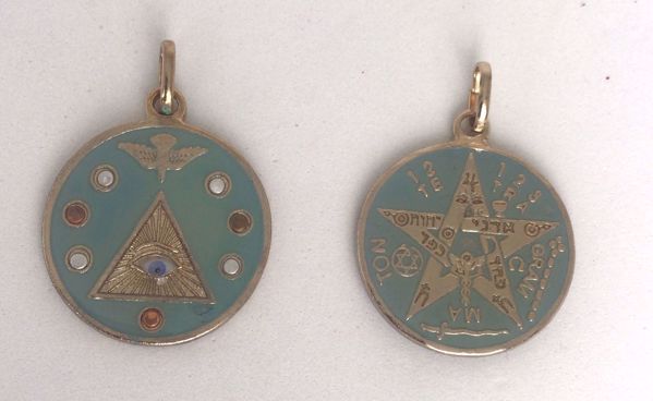 Imagen de Amuleto talismán colgante Tetragramatón y 7 potencias con ojo. Celeste. 3 cms.