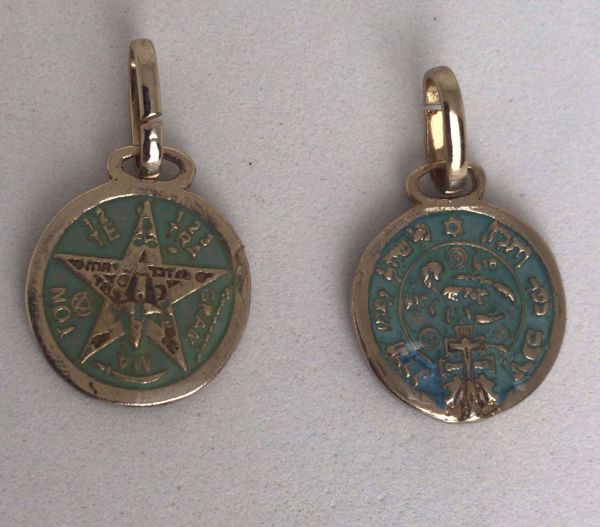 Imagen de Amuleto talismán colgante Tetragramatón y Exterminador de San Cipriano 16 mm celeste