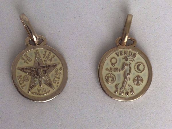Imagen de Amuleto talismán colgante Tetragramatón y Venus del Amor 16 mm color crema