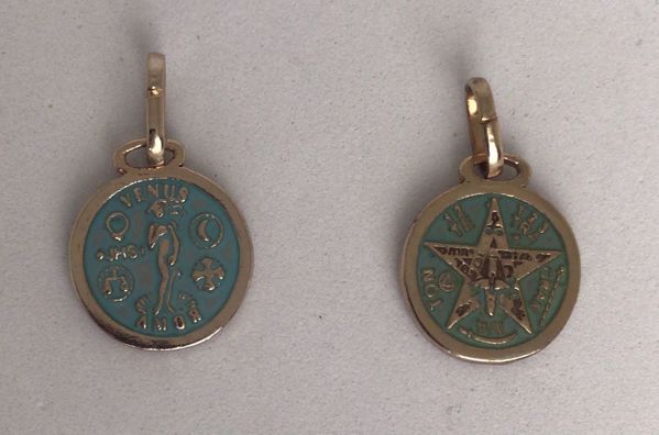 Imagen de Amuleto talismán colgante Tetragramatón y Venus del Amor 16 mm celeste