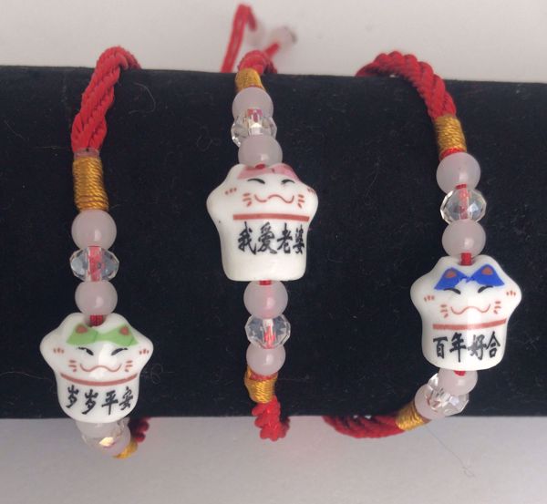 Imagen de Pulsera extensible Gato de la Suerte (Maneki neko) de hilo rojo trenzada con cuarzos rosas