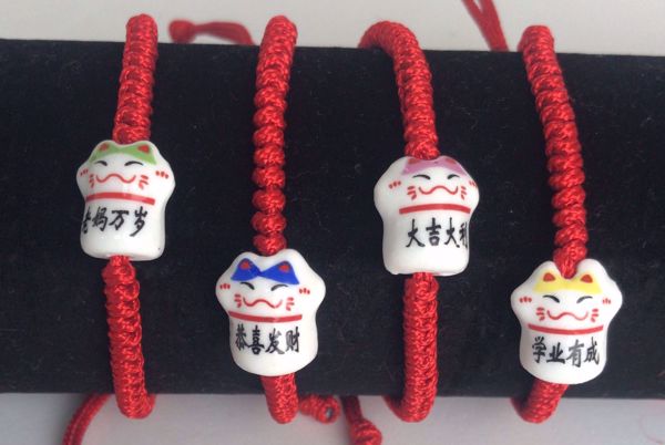 Imagen de Pulsera extensible Gato de la Suerte (Maneki neko) de hilo rojo trenzada en espiral