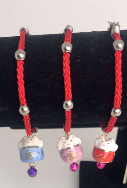 Imagen de Pulsera Gato de la Suerte (Maneki neko) de hilo rojo  con cascabel. Cierre metálico