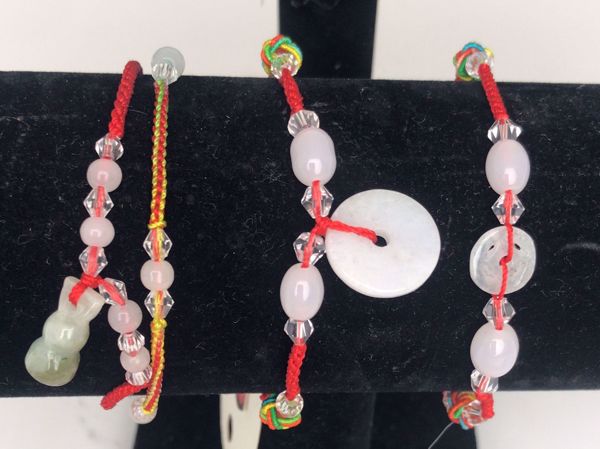 Imagen de PULSERA FENG SHUI DE JADE NATURAL E HILO ROJO PARA ATRAER LA SUERTE